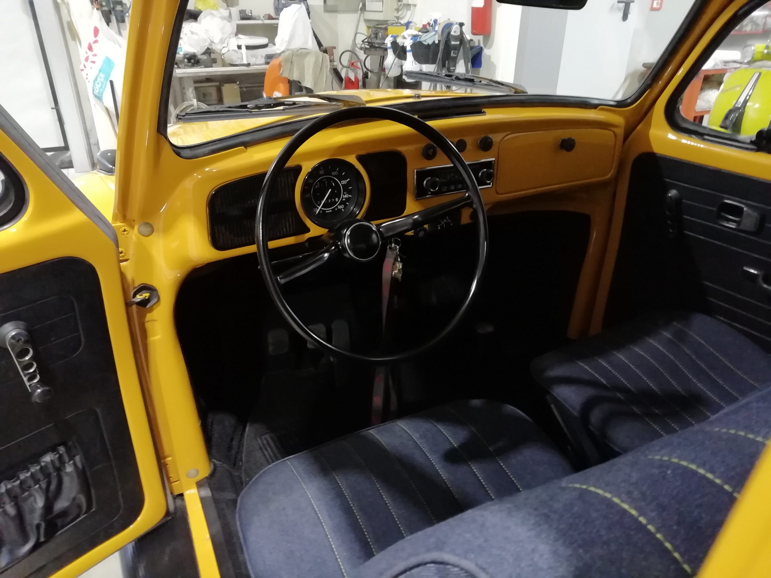 Gli interni in denim del Maggiolino