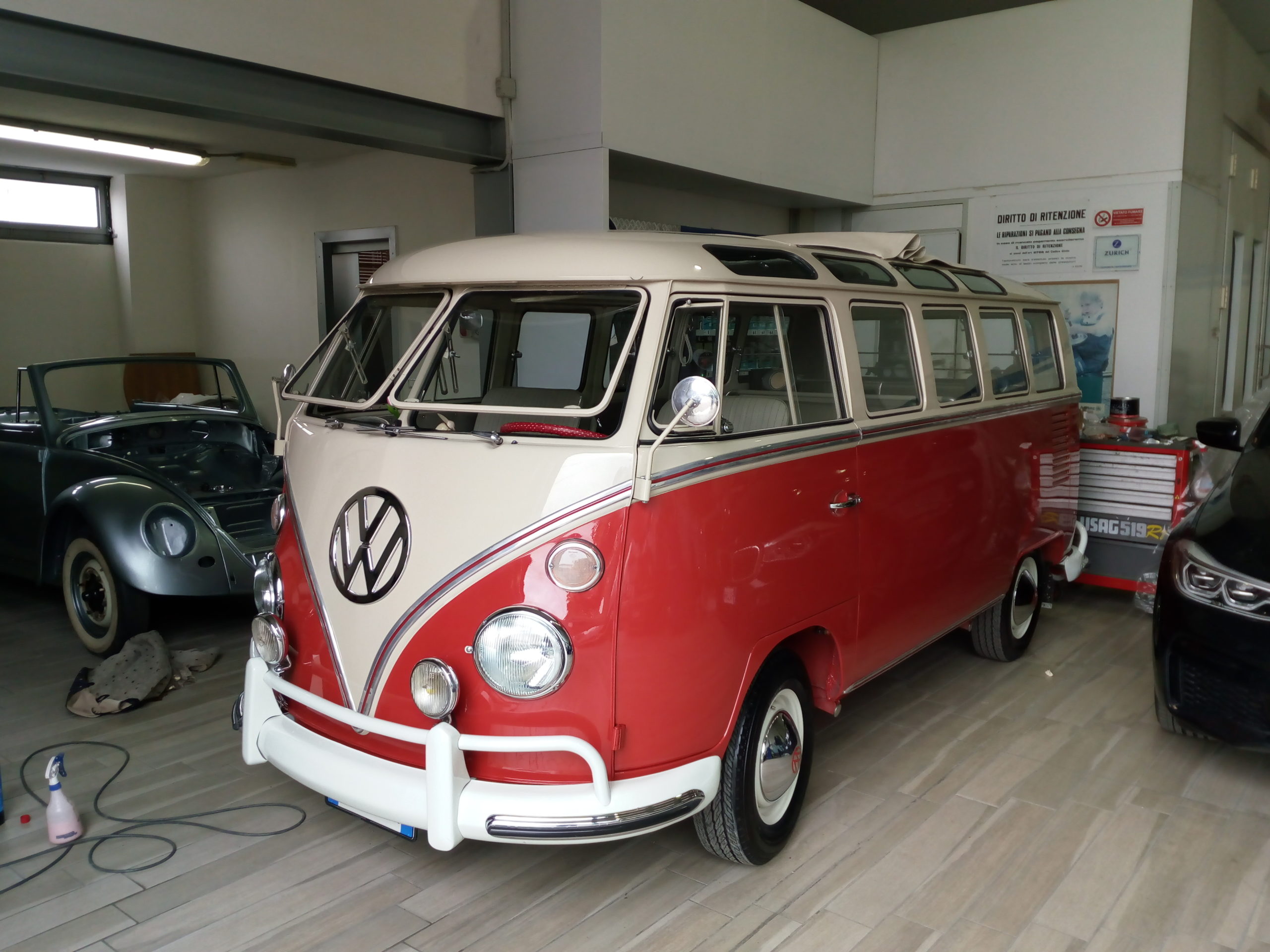 Auto in lavorazione in officina