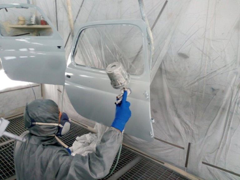 La scocca della Fiat 500 durante il restauro