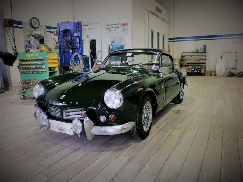 Triumph verde d'epoca restaurata da Carrozzeria Optima